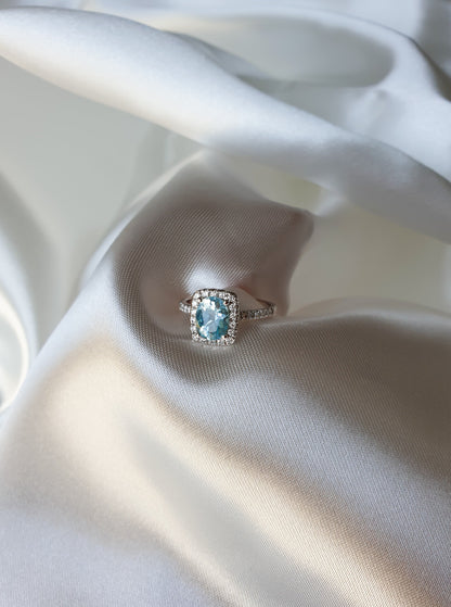 Oval Aquamarine Ring in 14k gold and natural diamonds 